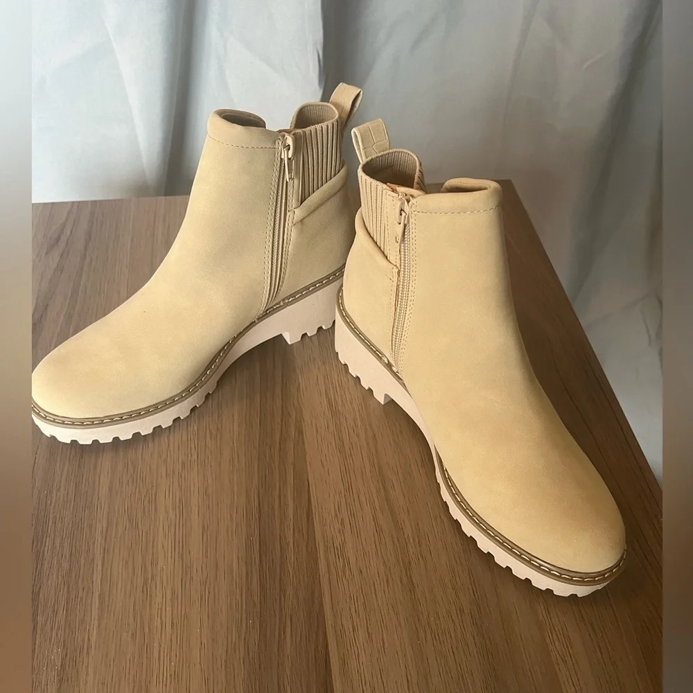 NWOB Chelsea Boots